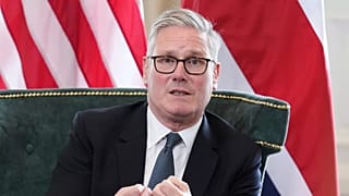 O primeiro-ministro britânico Keir Starmer fala com os meios de comunicação social durante uma reunião com o Presidente Donald Trump na Escócia, 28 de julho de 2025