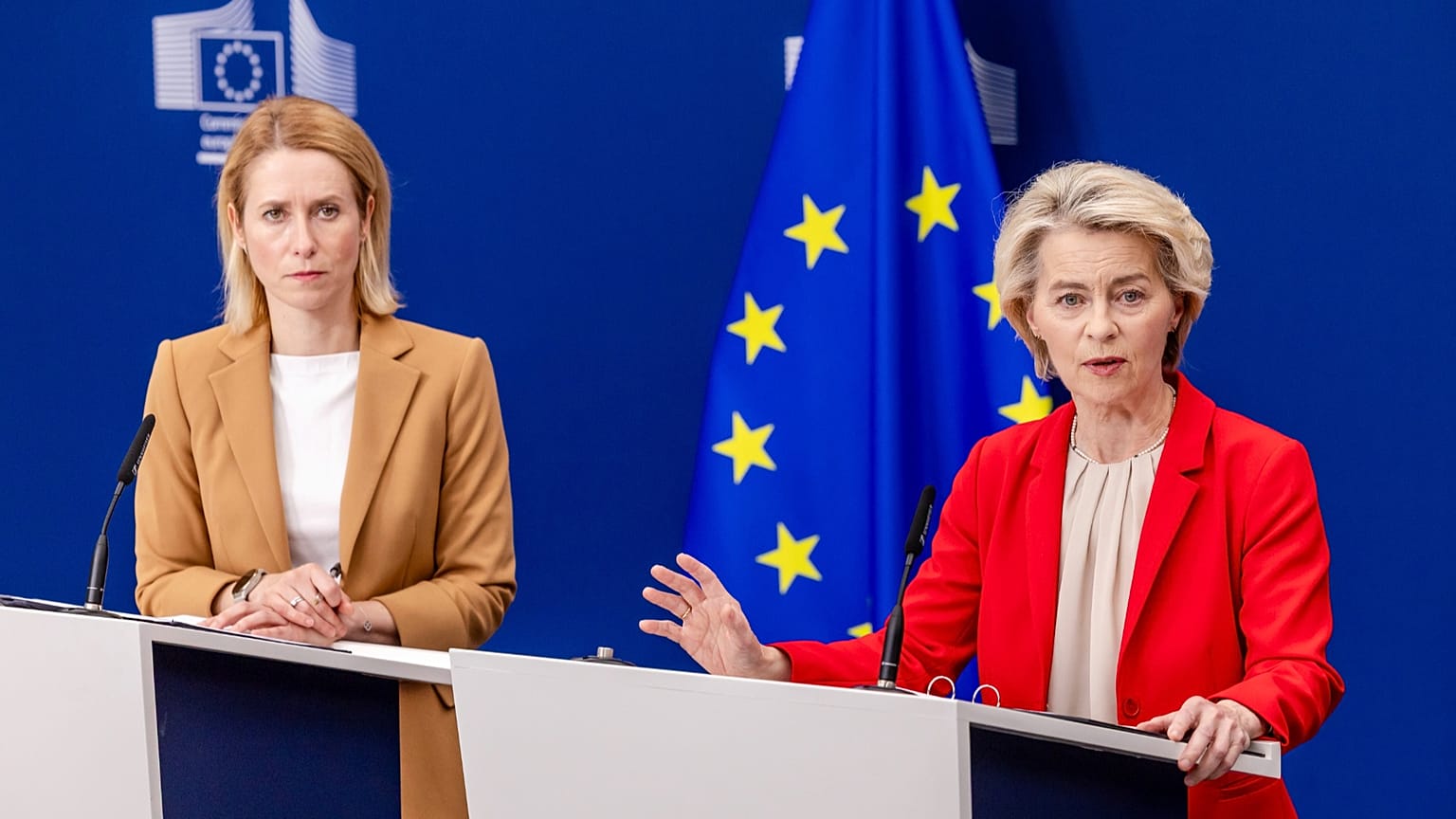 Η πρόεδρος της Ευρωπαϊκής Επιτροπής Ursula von der Leyen (δεξιά) και η επικεφαλής της εξωτερικής πολιτικής της Ευρωπαϊκής Ένωσης Kaja Kallas απευθύνονται στα μέσα ενημέρωσης στην έδρα της ΕΕ στις Βρυξέλλες.