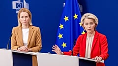 Avrupa Komisyonu Başkanı Ursula von der Leyen, sağda ve Avrupa Birliği dış politika şefi Kaja Kallas Brüksel'deki AB merkezinde basına hitap ediyor