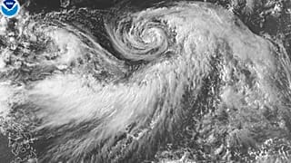Ulusal Okyanus ve Atmosfer İdaresi (NOAA) tarafından sağlanan bu uydu görüntüsünde, Pasifik Okyanusu'nun orta kesimlerinde oluşan Iona Kasırgası görülüyor, 28 Temmuz 2025