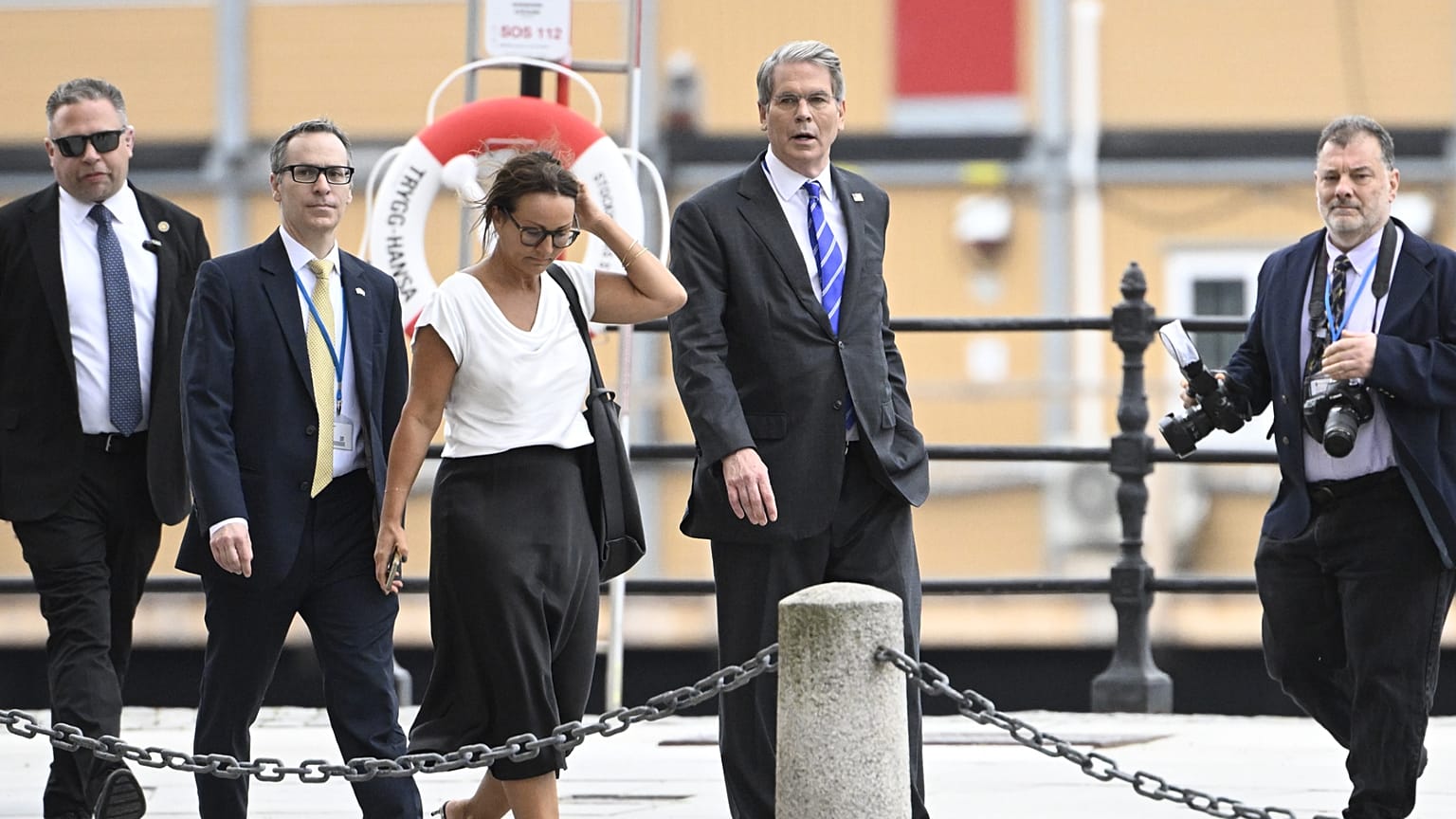 O Secretário do Tesouro dos EUA, Scott Bessent, segundo a contar da direita, caminha à porta de Rosenbad antes das conversações comerciais entre os EUA e a China em Estocolmo, Suécia. 29 de julho de 2025.