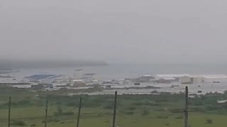 صورة من فيديو أصدرته الخدمة الجيوفيزيائية للأكاديمية الروسية للعلوم آثار تسونامي ضرب ساحل سيفيرو كوريلسك في جزر الكوريل، روسيا، الأربعاء 30 يوليو/ تموز 2025.