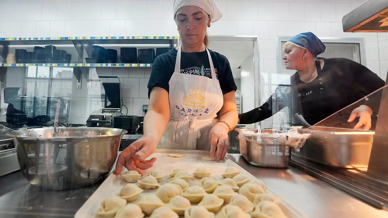 Ukrán menekült nők dolgoznak egy ukrán vendéglátóhelyen, amelyet egy magánalapítvány nyitott, hogy munkát adjon a menekülteknek Varsóban, 2022. április 1-jén, pénteken.