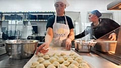 Ukraynalı mülteci kadınlar, 1 Nisan 2022, Cuma günü Varşova'da, özel bir vakfın mültecilere iş imkanı sağlamak için açtığı Ukrayna'ya özgü bir yemek barında çalışıyorlar.