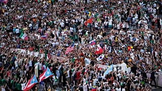 Le pape Léon XIV salue les fidèles sur la place Saint-Pierre à la fin de la messe de bienvenue pour le Jubilé de la jeunesse au Vatican, mardi 29 juillet 2025.