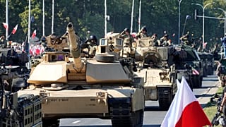 Tanques Abrams de fabrico americano adquiridos pela Polónia participam numa parada militar em Varsóvia, Polónia, em 15 de agosto de 2023.