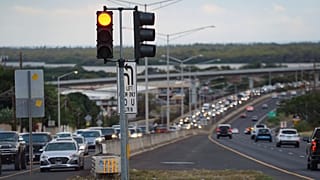 Residentes de Oahu evacuam a praia de Ewa devido à ameaça de tsunami em Kapolei, Oahu, Havai, terça-feira, 29 de julho de 2025.