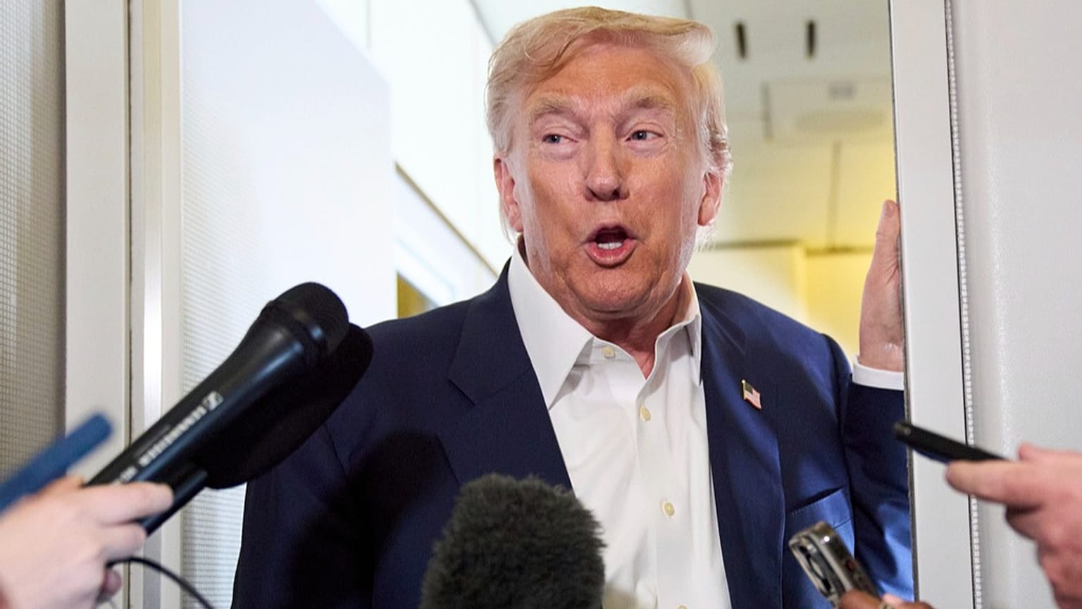 El presidente de EEUU, Donald Trump, habla con los periodistas a bordo del Air Force One tras abandonar Aberdeen, Escocia, el martes 29 de julio de 2025, camino de Washington.