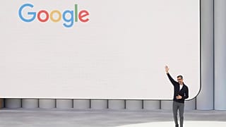 Ο διευθύνων σύμβουλος της Alphabet Sundar Pichai χαιρετά μετά την ομιλία του σε εκδήλωση του Google I/O.