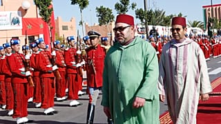الملك المغربي محمد السادس، محاطًا بشقيقه الأمير مولاي رشيد، يتفقد الحرس الملكي في العيون، عاصمة المناطق المتنازع عليها في الصحراء الغربية، السبت 7 نوفمبر/ تشرين الثاني 2015.
