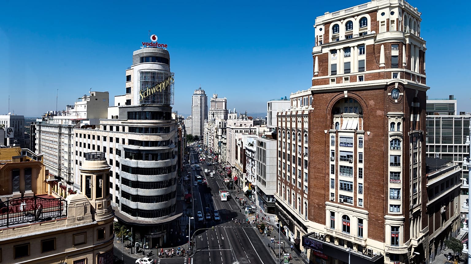 Madrid'in ana caddelerinden biri olan Gran Via caddesi, İspanya'nın Madrid kentinde bir terastan görülüyor.