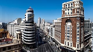 Die Gran Via, eine der Hauptstraßen von Madrid, ist von einer Terrasse in Madrid, Spanien, aus zu sehen.