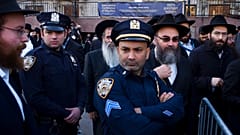 ضباط شرطة مدينة نيويورك يراقبون تجمع الحاخامات لالتقاط صورة جماعية في المقر العالمي لحركة حاباد-لوبافيتش، الأحد 4 نوفمبر/تشرين الثاني 2018، في نيويورك. 