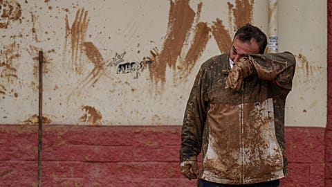 ФОТО ИЗ АРХИВА - Мужчина вытирает грязь с лица в районе, пострадавшем от наводнений в Катаррохе, Испания, в понедельник, 4 ноября 2024 года.