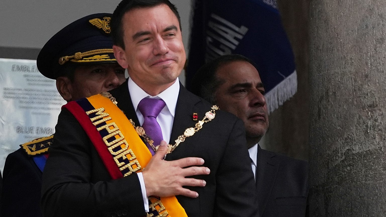 El presidente de Ecuador, Daniel Noboa, saluda a sus partidarios desde el balcón del palacio presidencial tras su juramentación para un segundo mandato, 24 de mayo de 2025