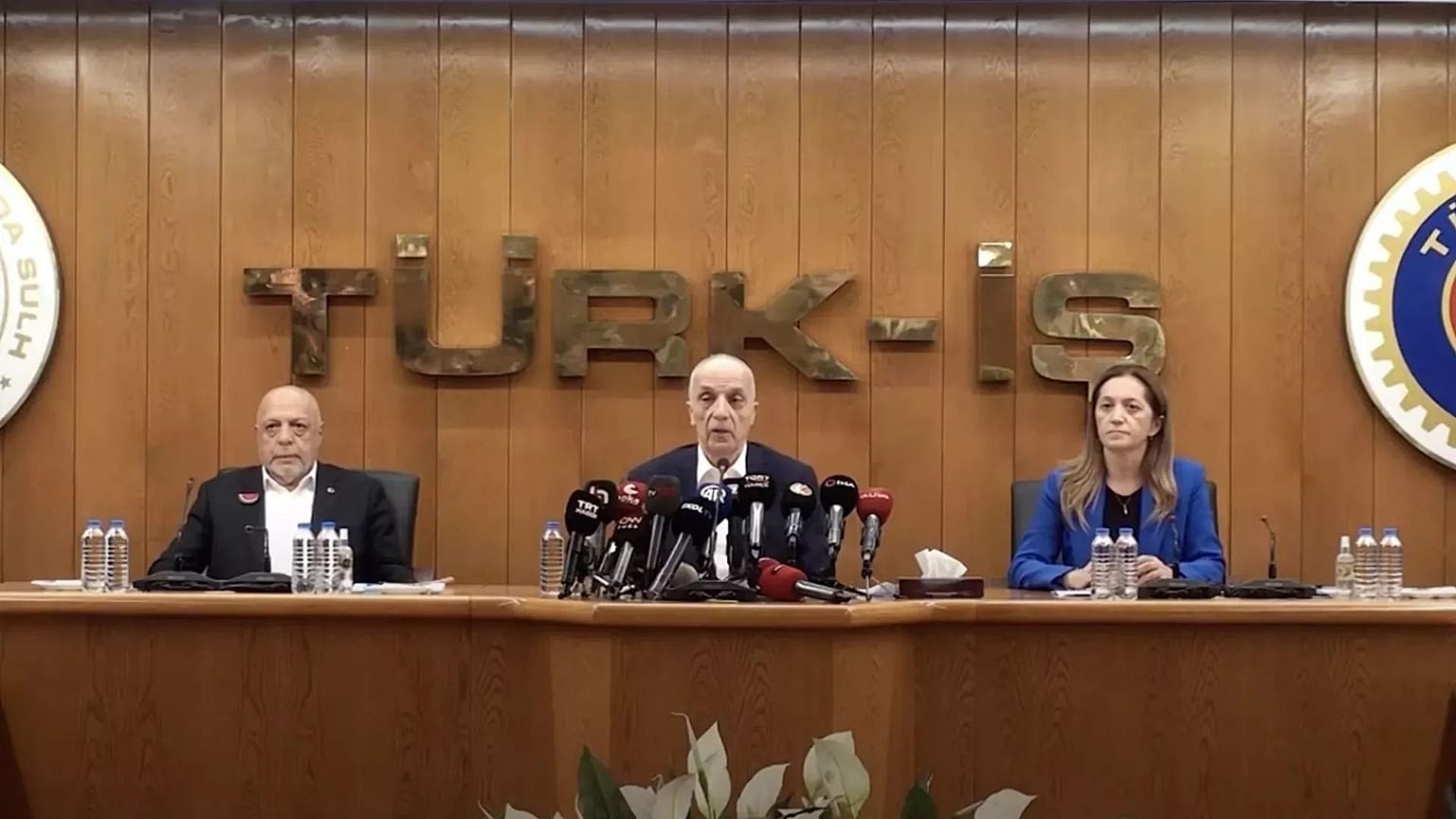 Üç işçi konfederasyonu DİSK,TÜRK-İŞ ve HAK-İŞ'in Türk-İş genel merkezinde düzenlenen ortak basın toplantısı 