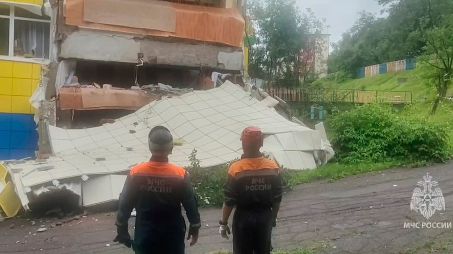 Rettungskräfte inspizieren am Mittwoch, den 30. Juli 2025, einen durch ein Erdbeben beschädigten Kindergarten in Petropawlowsk-Kamtschatski, Russland.