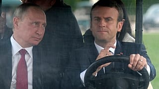 Emmanuel Macron conduit une voiturette de golf électrique avec Vladimir Poutine dans le jardin du château de Versailles après leur rencontre à Versailles, 29.05.2017