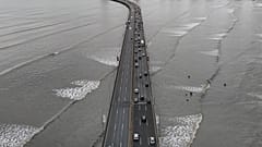 Los coches están parados a lo largo de la Carretera Panamericana en Ciudad de Panamá, 30.07.25, tras una advertencia de tsunami después de que un terremoto sacudiera la costa de Rusia el miércoles.
