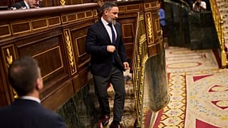 El líder del partido de extrema derecha Vox, Santiago Abascal, camina tras pronunciar un discurso en el Congreso de los Diputados en Madrid, el miércoles 9 de julio de 2025. 