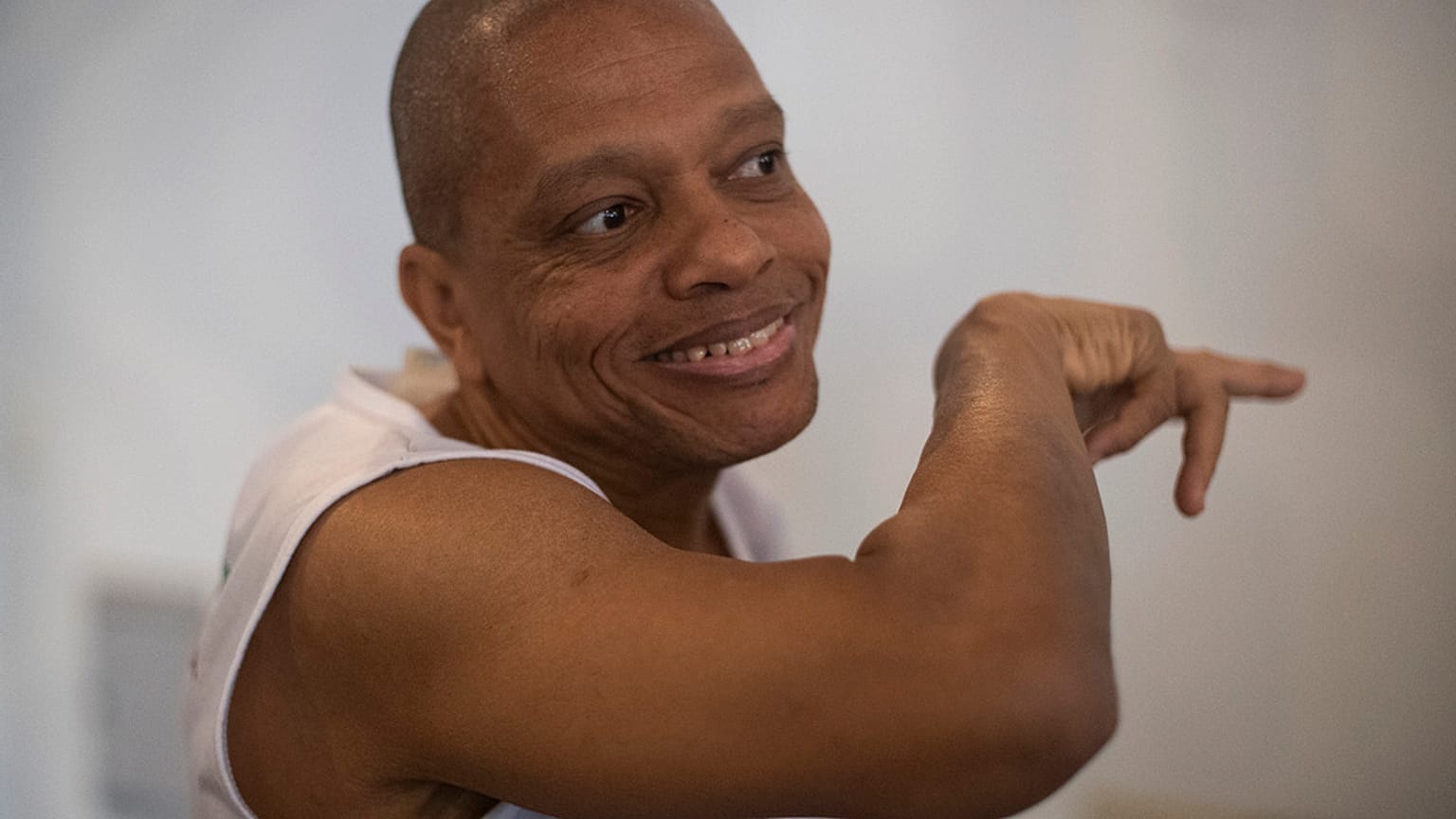 Ronaldo Mauricio de Freitas, 54 ans, assiste à un cours de capoeira pour les personnes atteintes de la maladie de Parkinson au centre culturel Progress Foundry à Rio de Janeiro, mardi 15 juillet 2025.