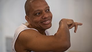 Ronaldo Mauricio de Freitas, de 54 años, asiste a una clase de capoeira para personas con la enfermedad de Parkinson en el Centro Cultural Fundición Progreso, en Río de Janeiro, martes 15 de julio de 2025.