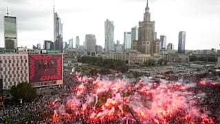 Bengalas encendidas a las 17 horas en el centro de Varsovia en homenaje a los Insurgentes de Varsovia. 1 de agosto de 2023, Varsovia.