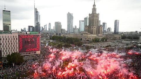 Факелы, зажженные в 17:00 в центре Варшавы в память о варшавских повстанцах. 1 августа 2023 года, Варшава.