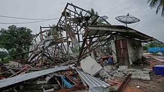 Tayland'ın Surin Eyaletinde Kamboçya'nın topçu ateşi açmasının ardından hasar gören bir ev görülüyor, 27 Temmuz 2025, Pazar