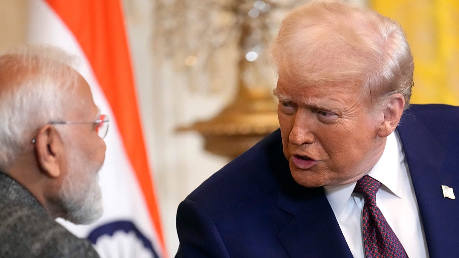 El presidente estadounidense Donald Trump, a la derecha, habla con el primer ministro de la India, Narendra Modi, en la Sala Este de la Casa Blanca, el 13 de febrero de 2025.