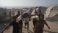 ة فلسطينيون يحملون جثة رجل أصابته شاحنة أثناء محاولته الوصول إلى قافلة مساعدات إنسانية دخلت مدينة غزة من شمال قطاع غزة ، السبت 26 تموز / يوليو 2025