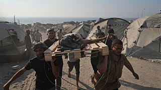ة فلسطينيون يحملون جثة رجل أصابته شاحنة أثناء محاولته الوصول إلى قافلة مساعدات إنسانية دخلت مدينة غزة من شمال قطاع غزة ، السبت 26 تموز / يوليو 2025