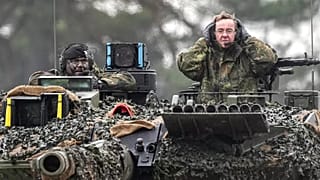 Pistorius sitzt auf einem Leopard-2-Panzer des Panzerbataillons 203 der Bundeswehr in der Feldmarschall-Rommel-Kaserne in Augustdorf, Deutschland, 1. Februar 2023