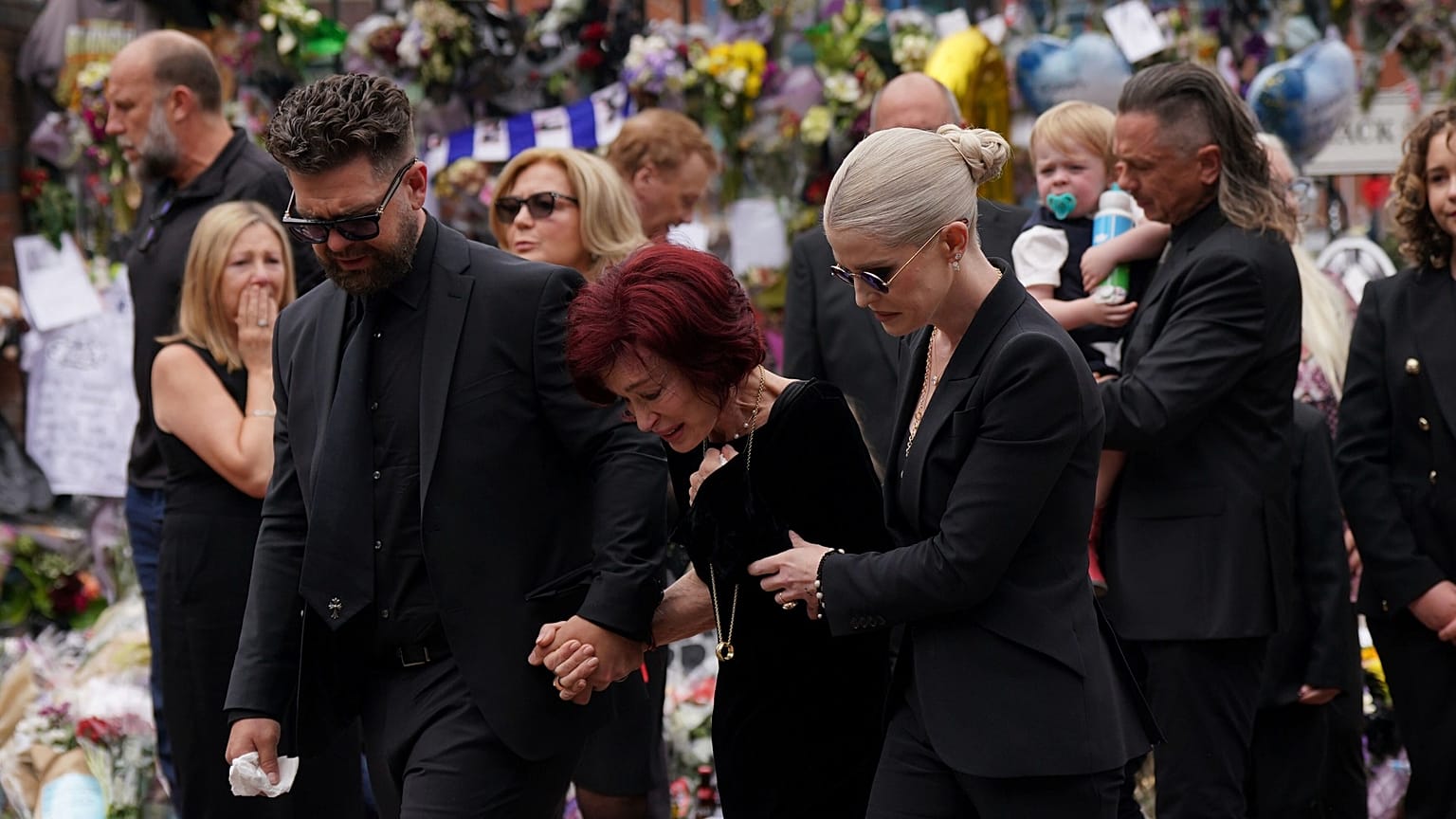 Το Μπέρμιγχαμ τιμά τον Ozzy Osbourne καθώς η νεκροφόρα περνά από την πόλη - φωτ: Osbourne, Sharon Osbourne και Kelly Osbourne - 30 Ιουλίου 2025