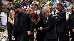 Το Μπέρμιγχαμ τιμά τον Ozzy Osbourne καθώς η νεκροφόρα περνά από την πόλη - φωτ: Osbourne, Sharon Osbourne και Kelly Osbourne - 30 Ιουλίου 2025