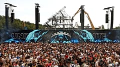 İnsanlar, Belçika'nın Boom kentinde düzenlenen Tomorrowland müzik festivalinde performans sergileyen DJ'ler Odymel ve Pegassi'yi dinlerken, 18 Temmuz 2025