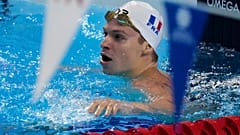  Leon Marchand, de France, réagit après avoir participé aux demi-finales du 200 mètres quatre nages individuel masculin lors des Championnats du monde de natation à Singapour