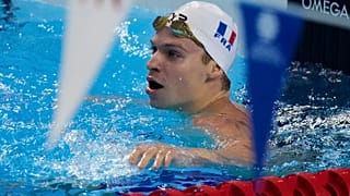  Leon Marchand, de France, réagit après avoir participé aux demi-finales du 200 mètres quatre nages individuel masculin lors des Championnats du monde de natation à Singapour