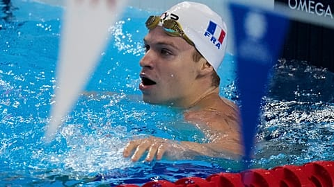  Leon Marchand, de France, réagit après avoir participé aux demi-finales du 200 mètres quatre nages individuel masculin lors des Championnats du monde de natation à Singapour