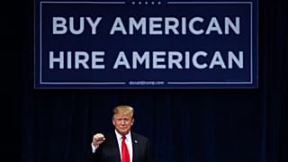 O Presidente Donald Trump chega para um comício em Grand Rapids, Michigan, em março de 2019. 
