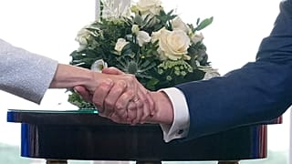 O Presidente Donald Trump e a Presidente da Comissão Europeia, Ursula von der Leyen, apertam as mãos depois de chegarem a um acordo comercial no campo de golfe Turnberry de Trump, em Turnberry, na Escócia.