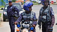  الشرطة الأنغولية تُؤمّن مقرّ إقامة منتخبات كأس الأمم الأفريقية لكرة القدم، في كابيندا، أنغولا، الأحد 10 يناير/كانون الثاني 2010.