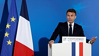 O Presidente francês Emmanuel Macron fala durante uma conferência de imprensa na cimeira da UE em Bruxelas, quinta-feira, 18 de abril de 2024.
