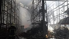 Feuerwehrleute bekämpfen den Brand nach einem russischen Luftangriff, der ein Lebensmittellager in Charkiw getroffen hat, 30. Juli 2025