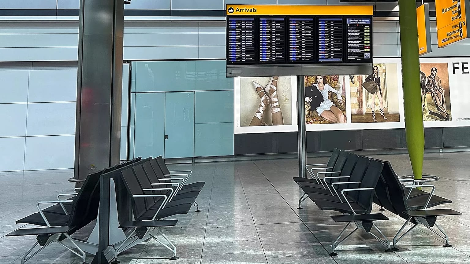 Sièges vides et tableau indiquant les vols annulés au terminal 5 de Heathrow, 21 mars 2025