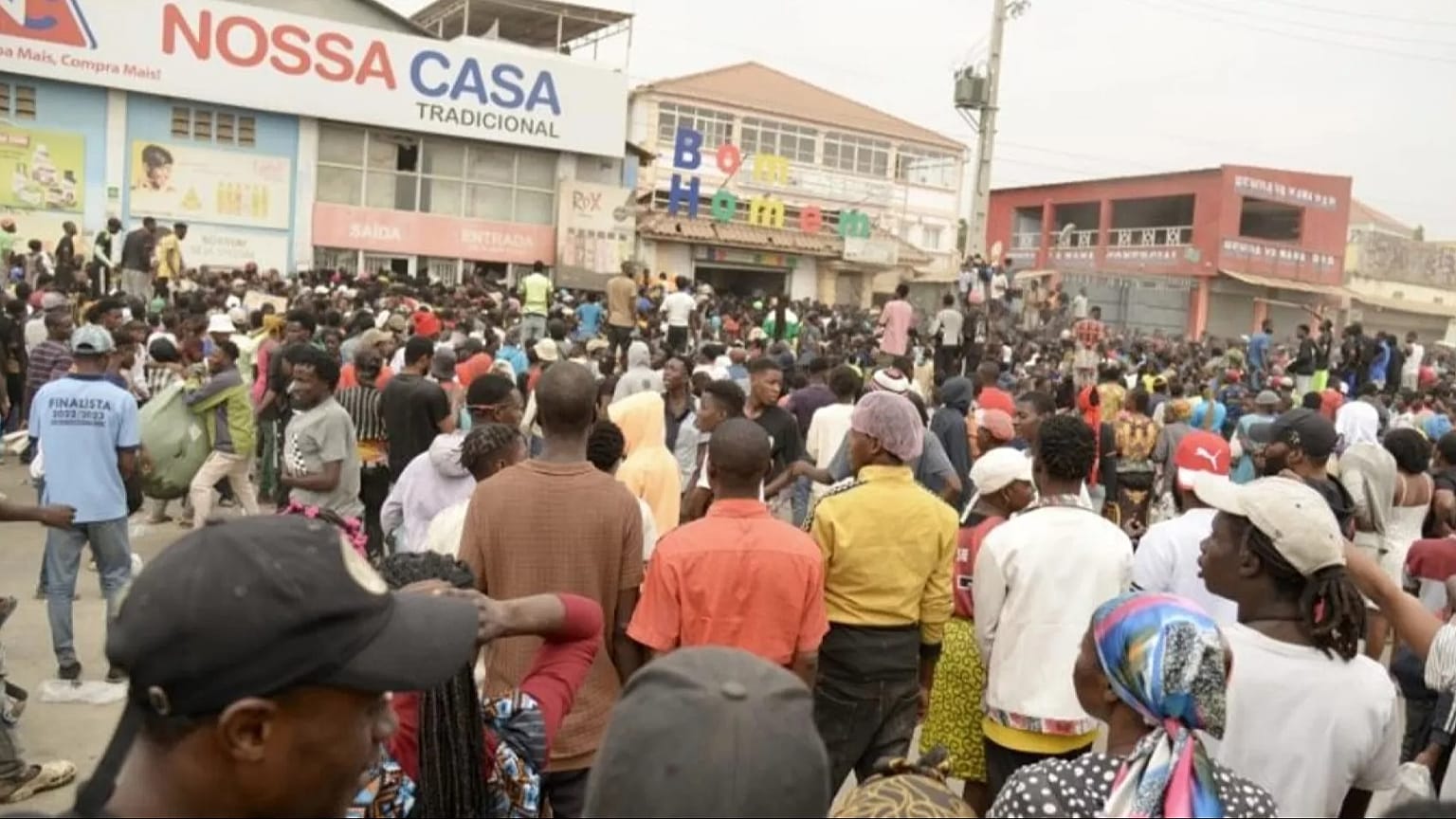 Protestocular, Luanda'da dizel fiyatlarına yapılan zammın yol açtığı şiddetli ayaklanmaların ardından yaşanan kaosun ortasında beklerken, 28 Temmuz 2025