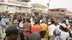 Protestocular, Luanda'da dizel fiyatlarına yapılan zammın yol açtığı şiddetli ayaklanmaların ardından yaşanan kaosun ortasında beklerken, 28 Temmuz 2025