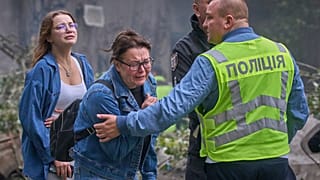 Женщины возле разрушенного жилого дома после российского ракетного удара по Киеву, 31 июля 2025 г. 