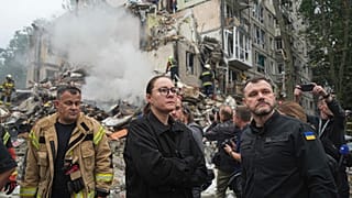La primera ministra ucraniana y el ministro del Interior en el lugar del ataque ruso en Kiev
