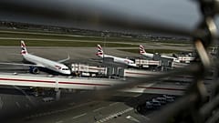  Aviones aparcados en la Terminal 5 del aeropuerto londinense de Heathrow.